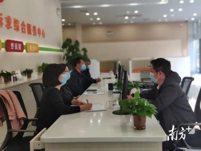 新会区“信访超市”内,工作人员为群众排忧解难 图片
