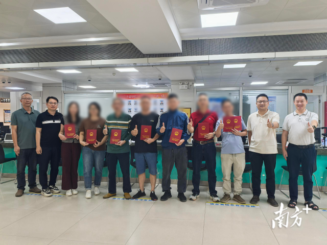 明珠花园小区的7户业主终于拿到属于自己的“大红本”。受访者供图