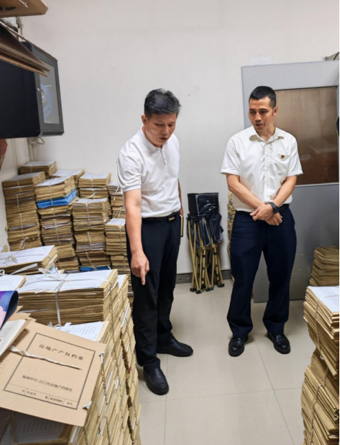 250718杨海泉到市不动产登记中心开展深入贯彻中央八项规定精神学习教育暨“四下基层”调研活动 (3).png