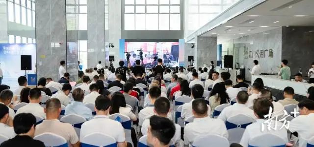 8月15日,开云电竞官方网站属国企资产推介会在公用广场举行。 8月15日,开云电竞官方网站属国企资产推介会在公用广场举行。