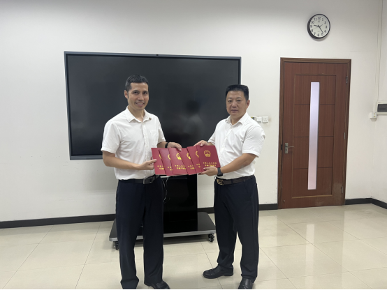 251023办好不动产权证 弘扬英烈精神 开云电竞官方网站不动产登记中心颁发烈士纪念设施不动产权证.png