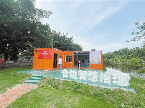 鹤山积极推进乡村基层治理，打造一站式解纷驿站。图为沙坪街道仓边村解纷驿站。