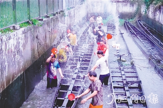 在水口镇龙东村委会榄冲村，村民们合力将深埋河底的龙舟“唤醒”，为即将到来的端午龙舟赛事做准备。