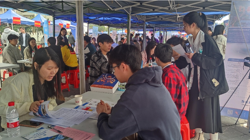 2.江门企业参加广西科技大学校园招聘会.jpg