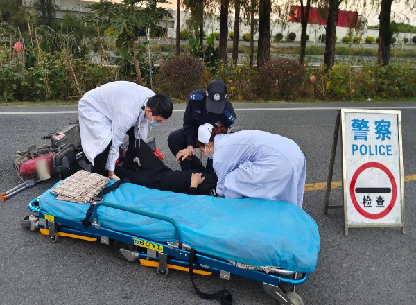 【阳光下的守护】他倒在路中间，民警飞奔上前的瞬间！